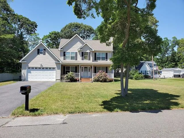 $849,999 | 27 Inwood Avenue, Selden, NY 11784