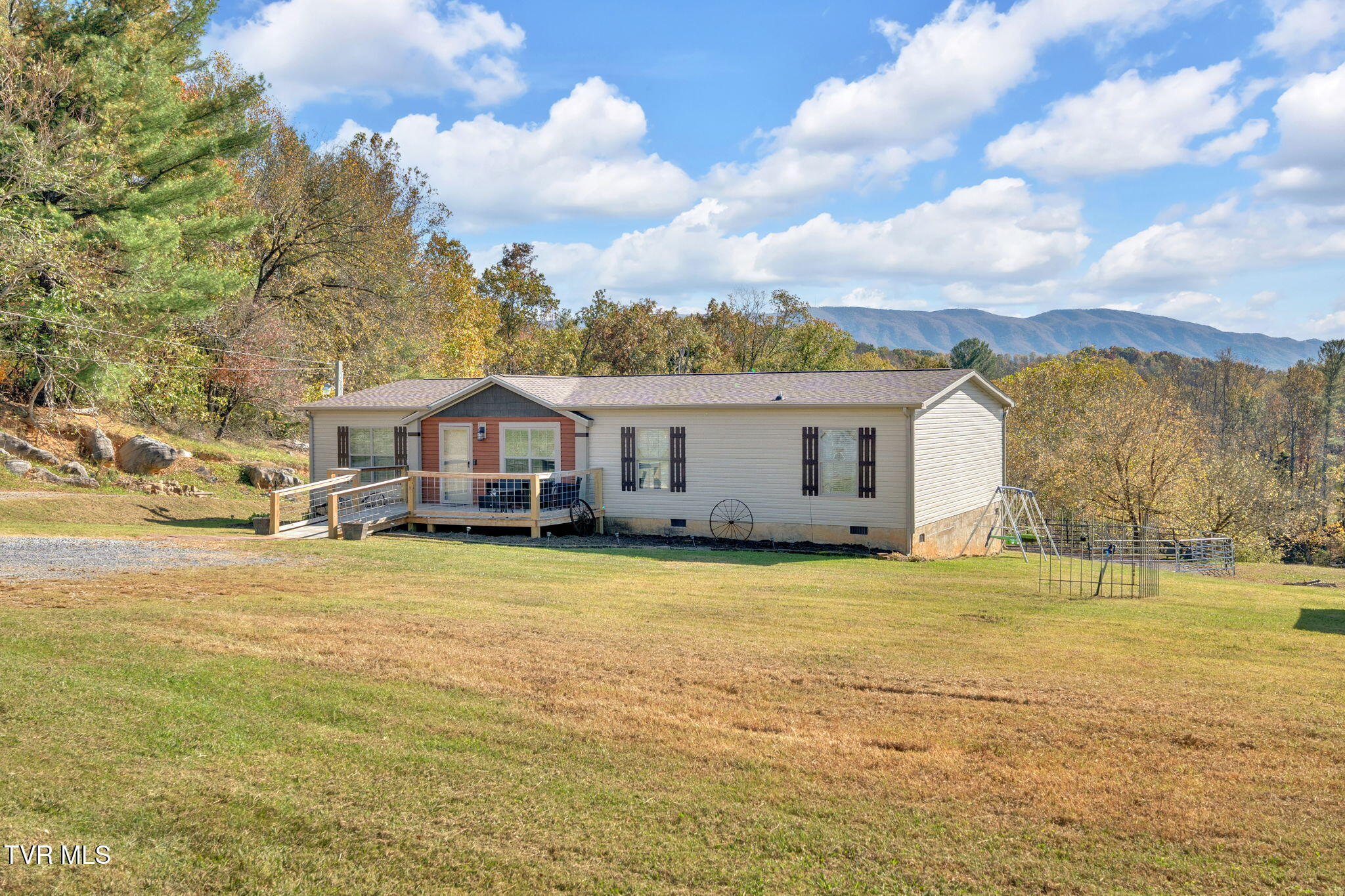 3176 Highway 421 Bristol, TN 37620 - Photo 6 of 61 7-web-or-mls-DSC09366