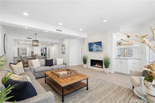 $5,500 | 1900 Pacific Coast Highway, Unit 9, Huntington Beach, CA 92648