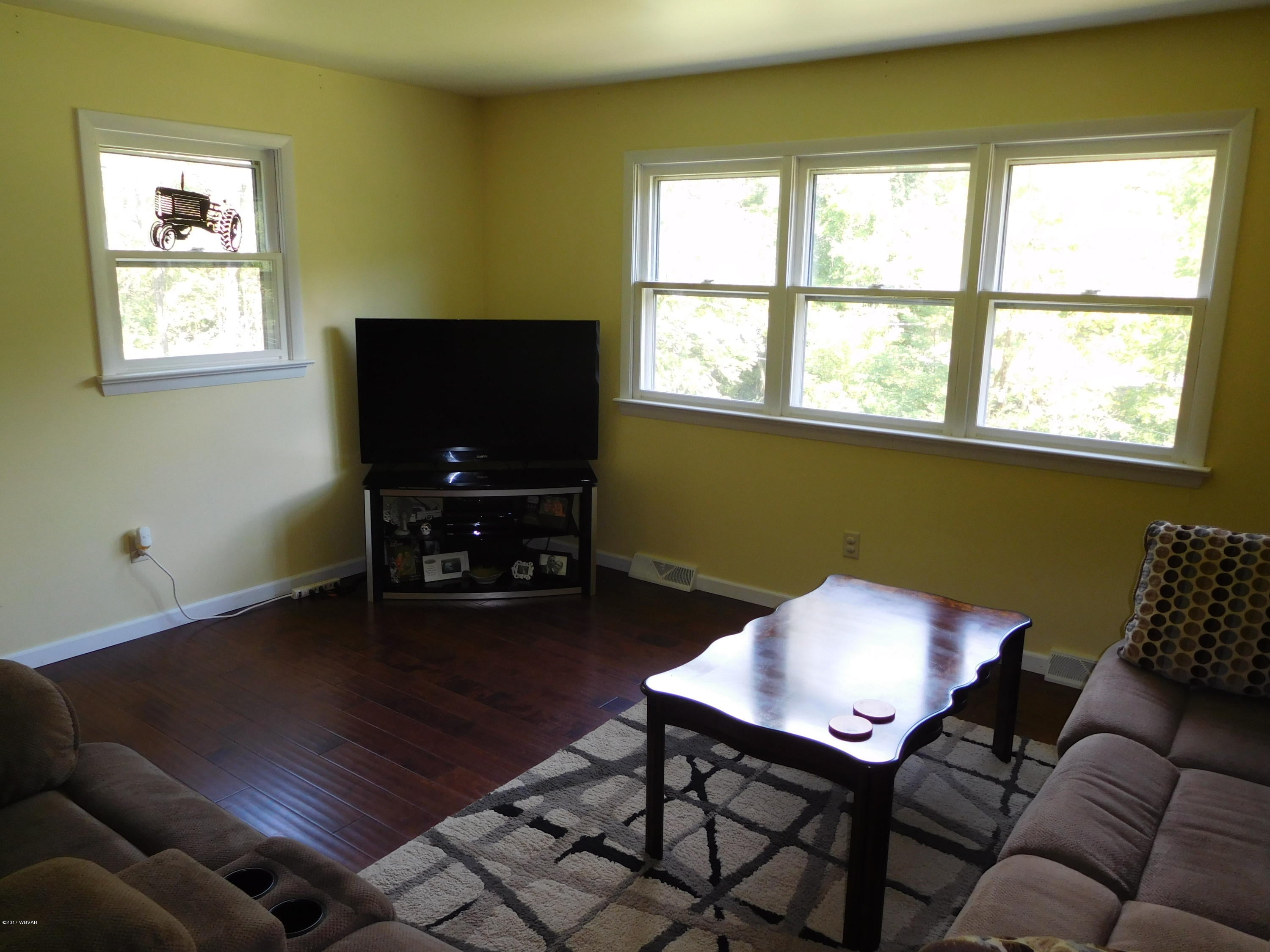 3215 Northway Road Williamsport, PA 17701 - Photo 6 of 17 LIVING ROOM