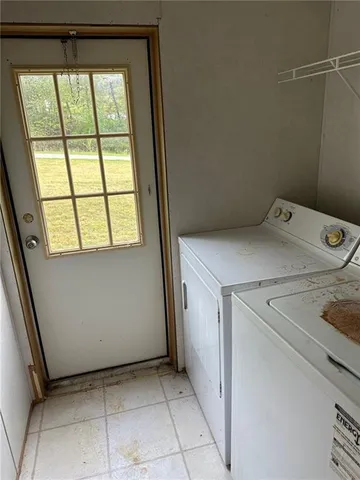 a view of a yard with a house