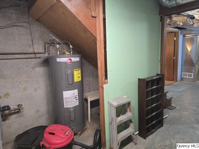 6 Westview Drive Hamilton, IL 62341 - Photo 17 of 30 a view of walk in closet