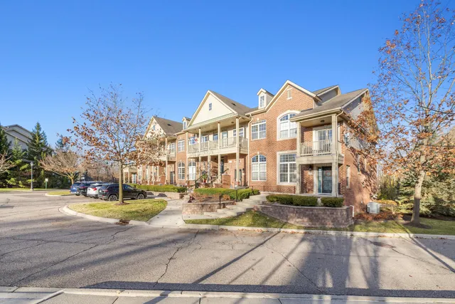 $234,900 | 166 Clubhouse Circle, Walled Lake, MI 48390