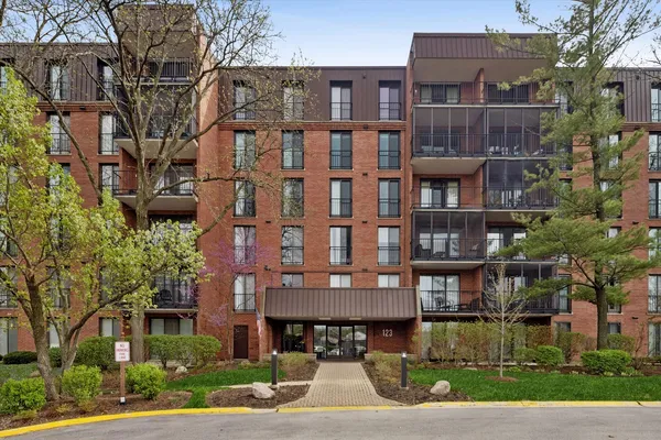 $339,000 | 123 Acacia Circle, Unit 302, La Grange, IL 60525