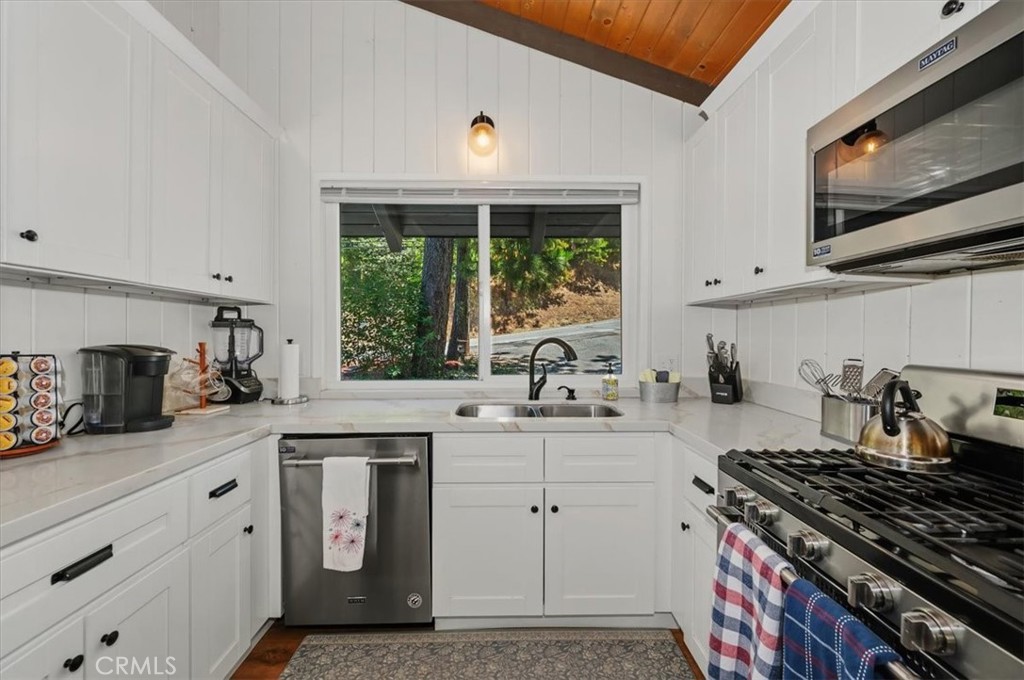 27809 North Bay Road Lake Arrowhead, CA 92352 - Photo 11 of 38