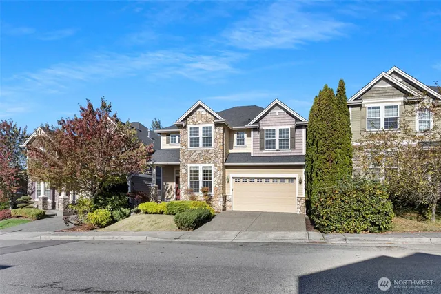 a view of a yard in front of house