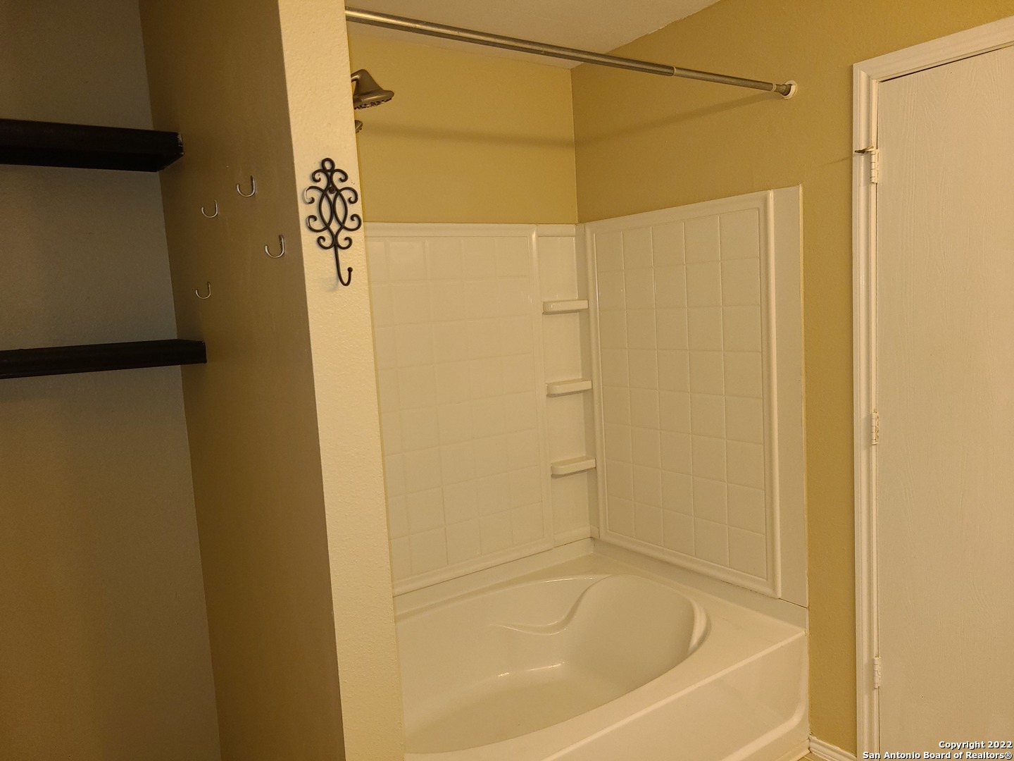 112 Willow Run Cibolo, TX 78108 - Photo 12 of 21 a bathroom with a bathtub