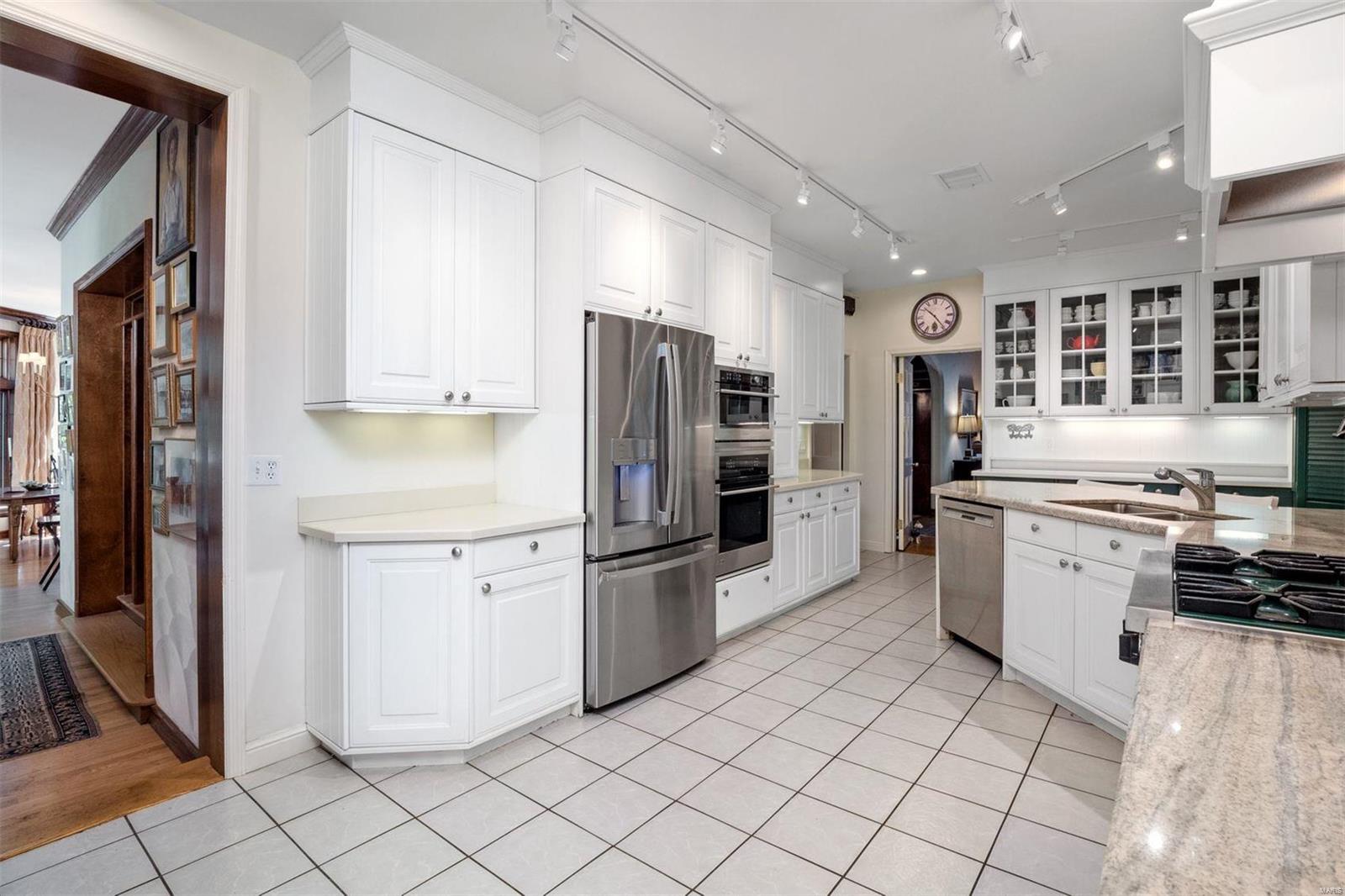 12033 Robyn Park Drive St. Louis, MO 63131 - Photo 17 of 49