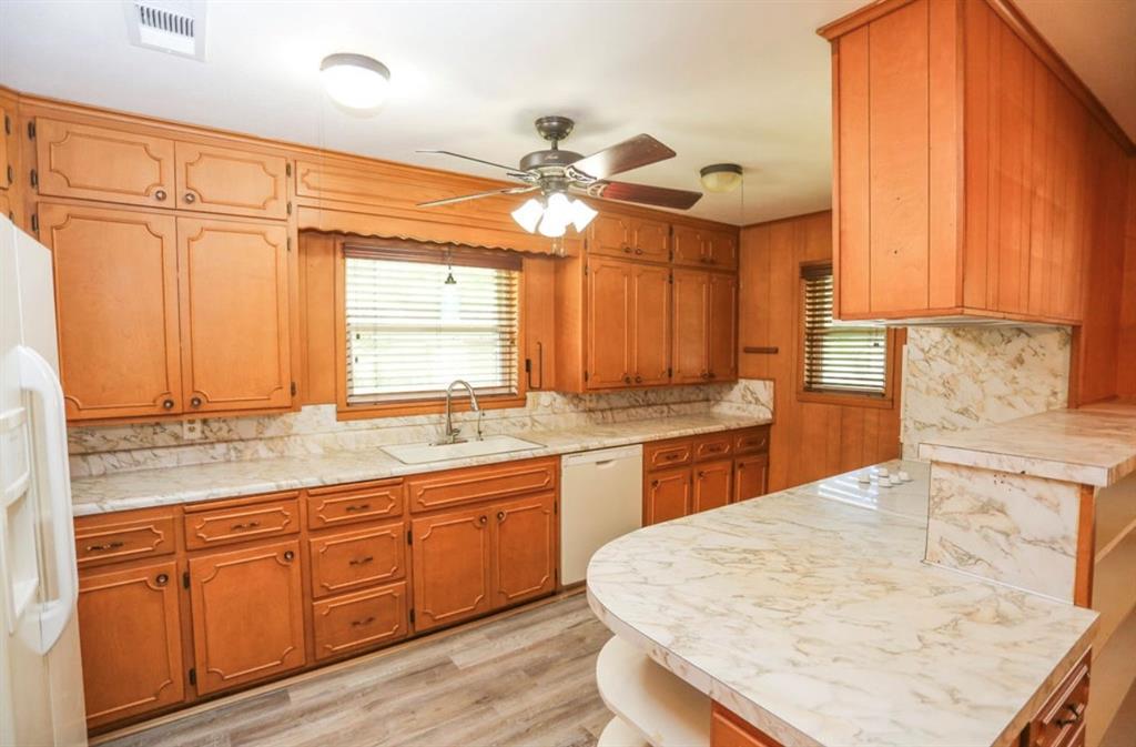 405 West Neely Avenue Comanche, TX 76442 - Photo 16 of 32