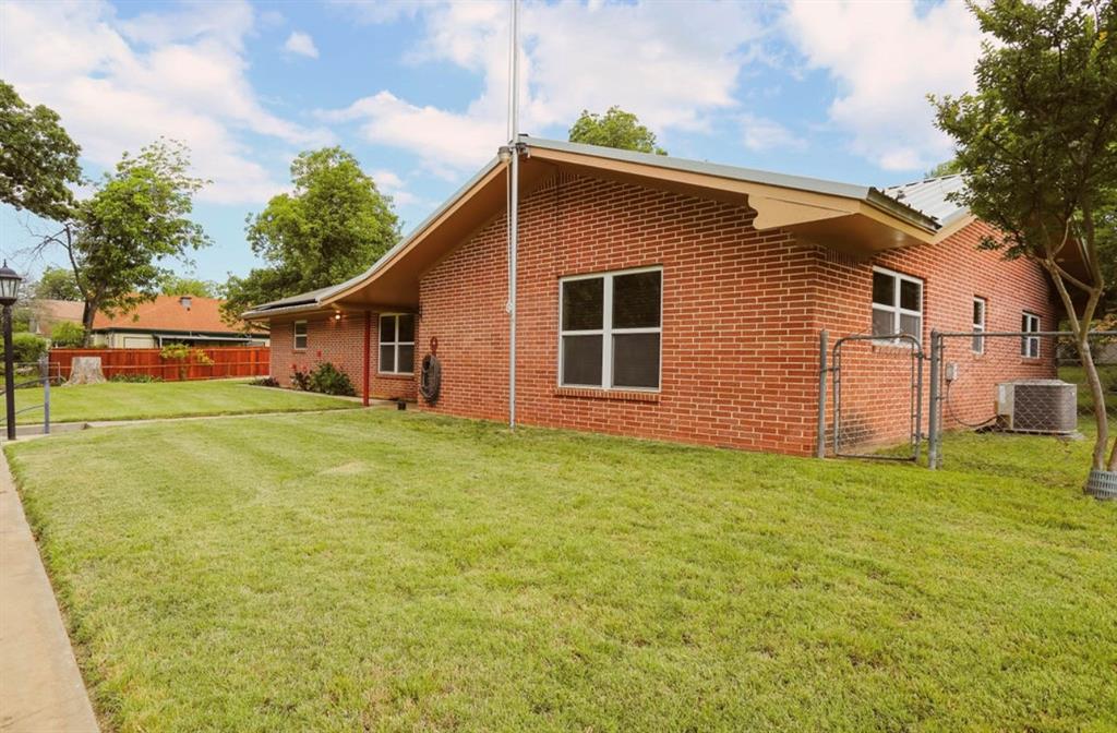 405 West Neely Avenue Comanche, TX 76442 - Photo 2 of 32