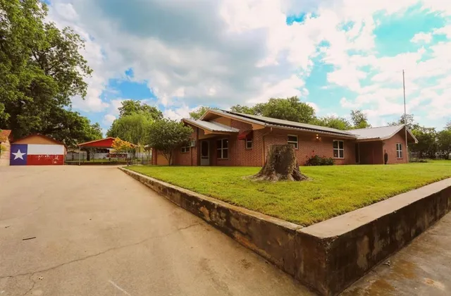 $272,000 | 405 West Neely Avenue, Comanche, TX 76442