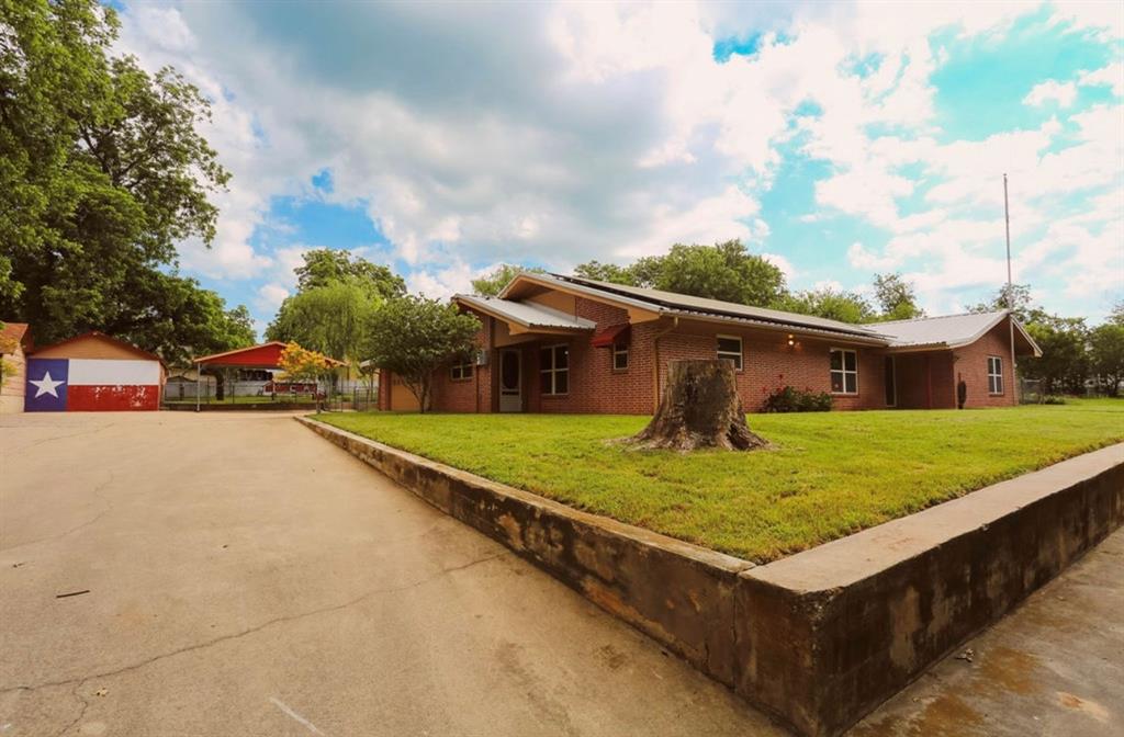 405 West Neely Avenue Comanche, TX 76442 - Photo 4 of 32