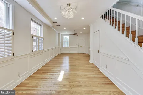 $1,125,000 | 524 10th Street Southeast, Washington, DC 20003
