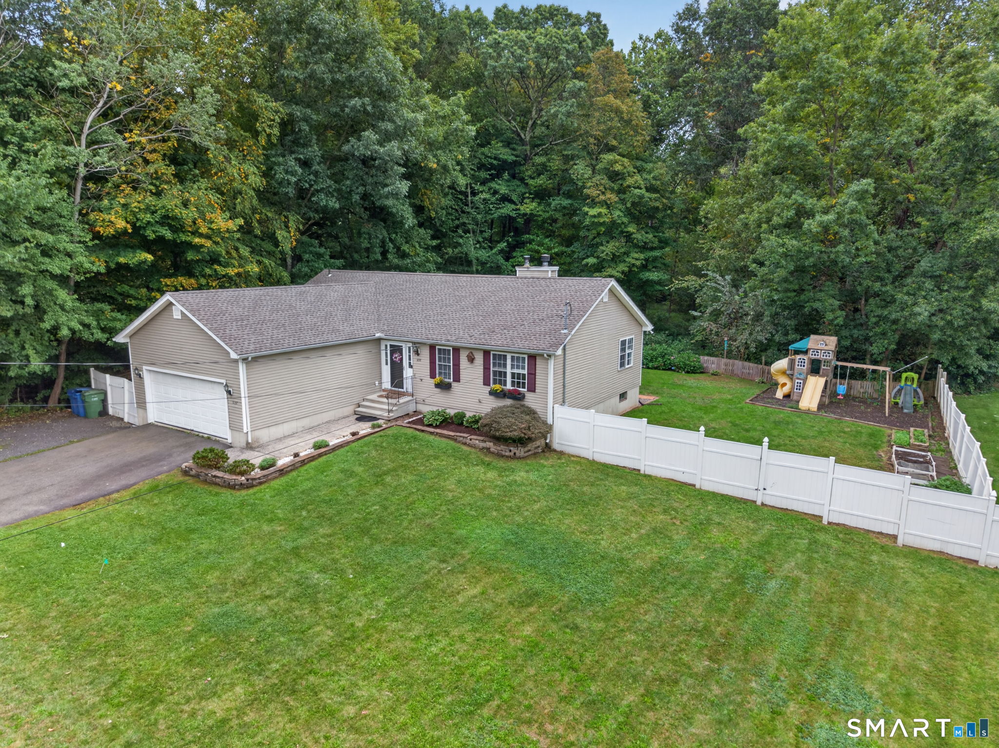 1137 Ridgewood Road Middletown, CT 06457 - Photo 3 of 37 Gallery Image 3