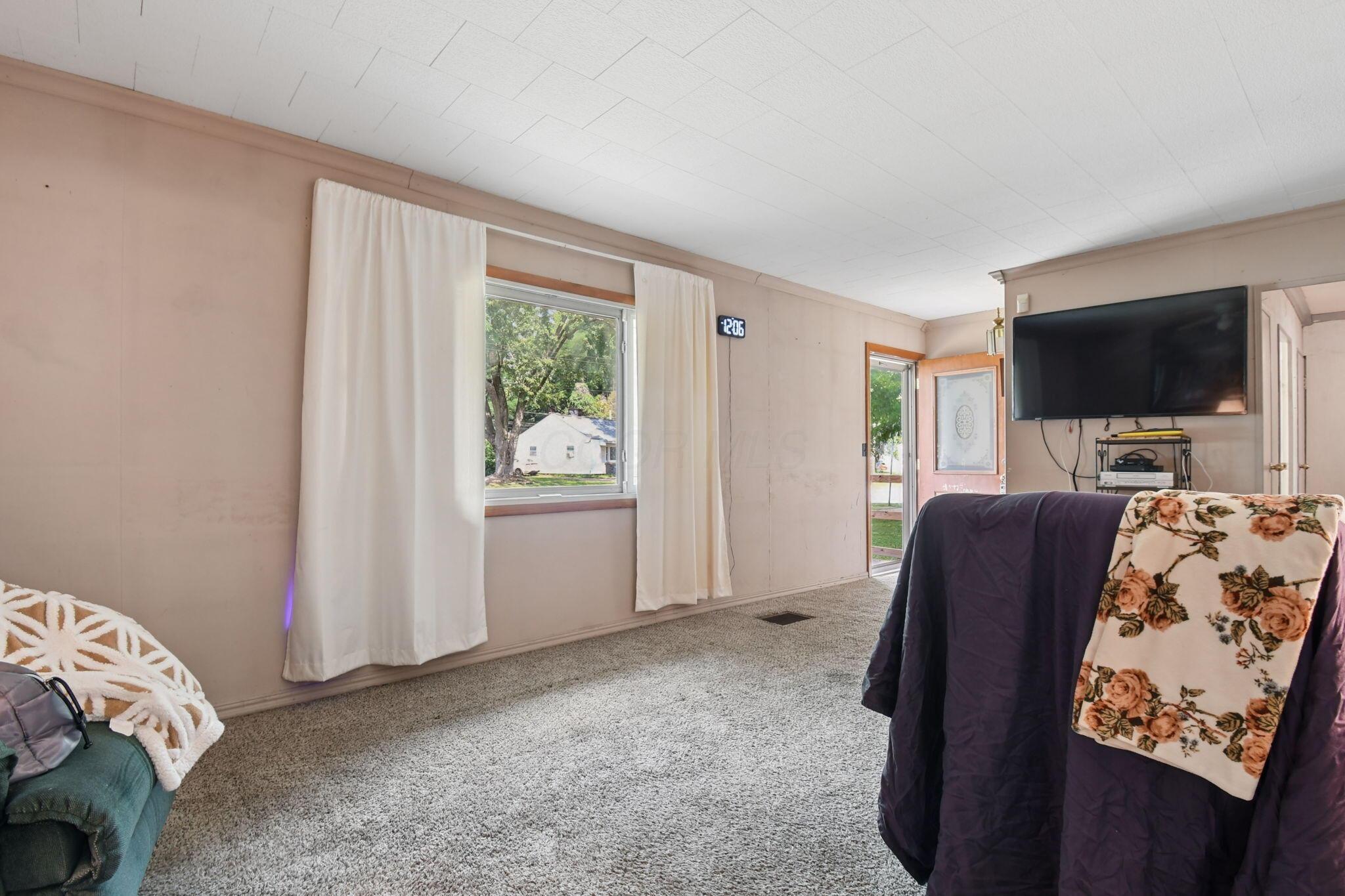 916 South Hampton Road Columbus, OH 43227 - Photo 5 of 13 7-web-or-mls-916-s-hampton-rd