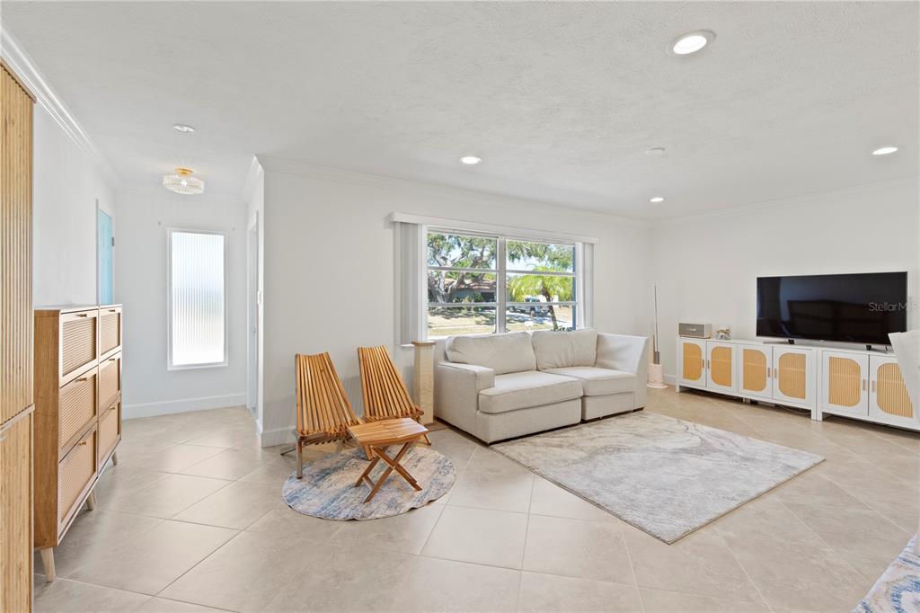 6725 Roxbury Drive Sarasota, FL 34231 - Photo 3 of 25