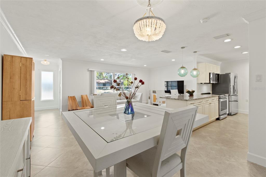 6725 Roxbury Drive Sarasota, FL 34231 - Photo 5 of 25