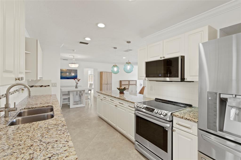 6725 Roxbury Drive Sarasota, FL 34231 - Photo 7 of 25
