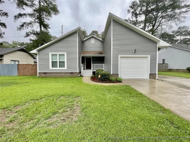 a view of a house with backyard and garden