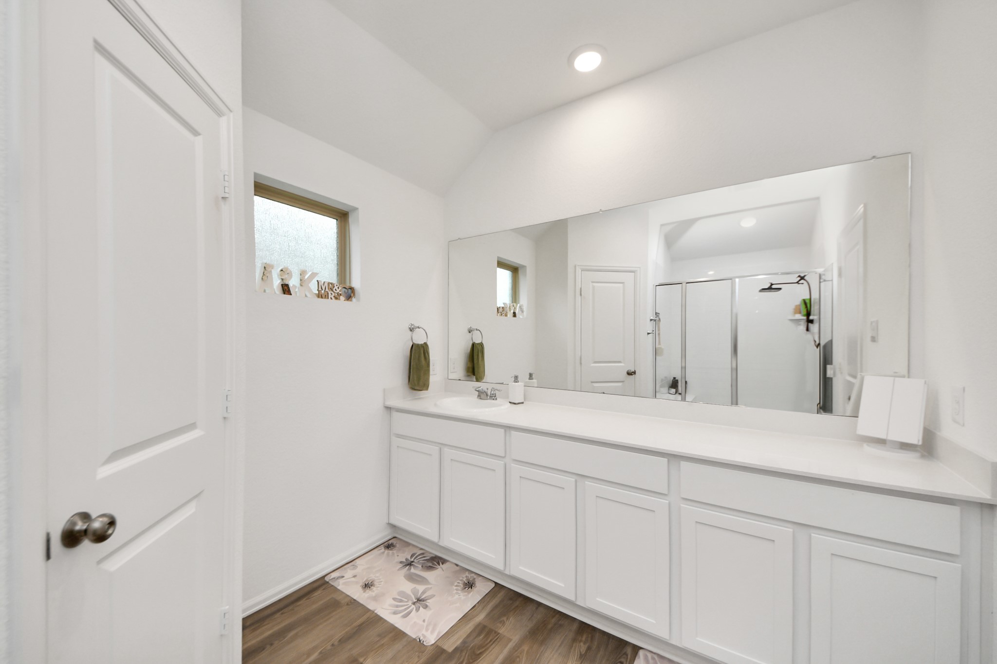 5418 Rabbit Crk Lane Richmond, TX 77469 - Photo 21 of 36 a en suite bathroom with a sink and mirror