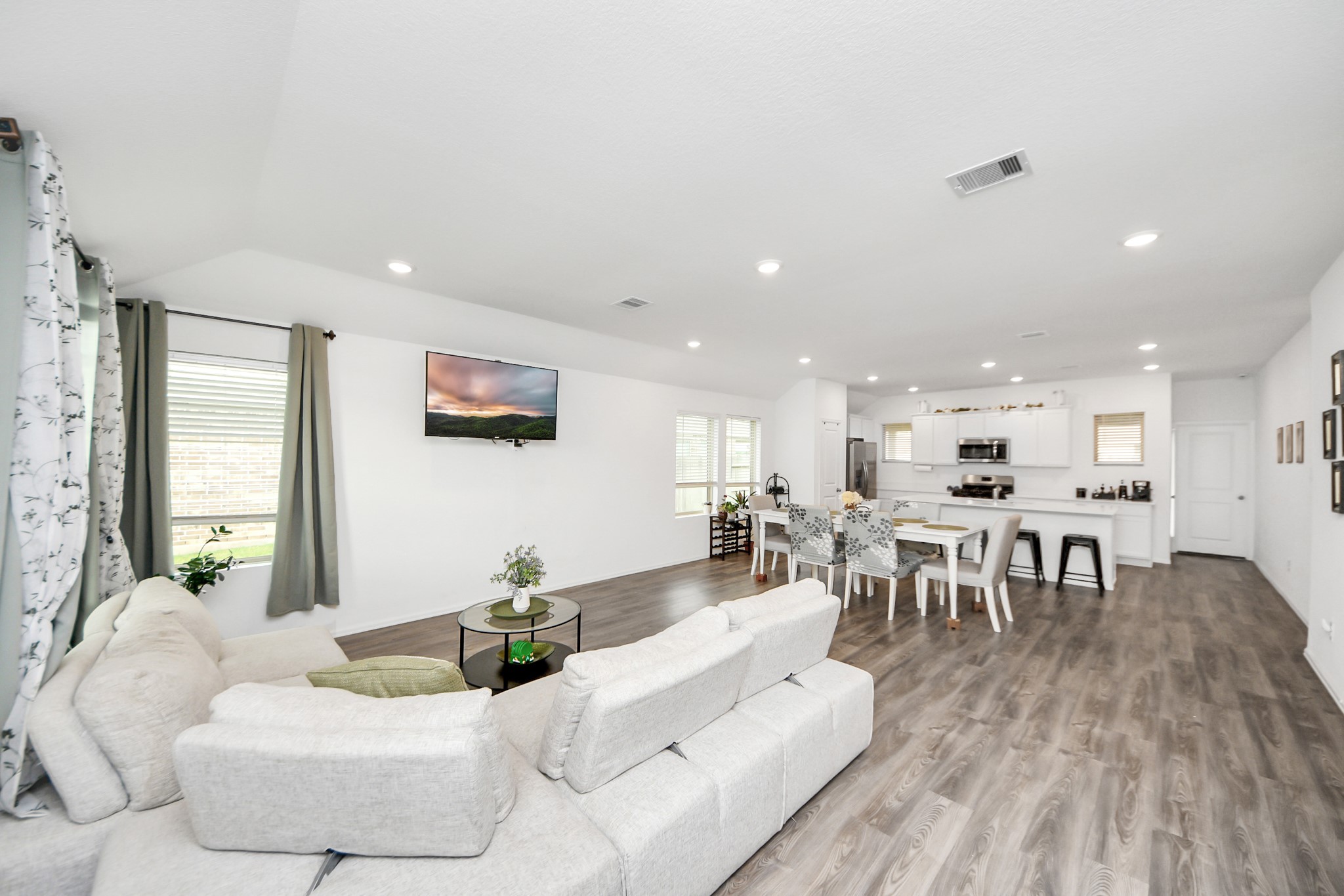 5418 Rabbit Crk Lane Richmond, TX 77469 - Photo 4 of 36 a living room with furniture and a table