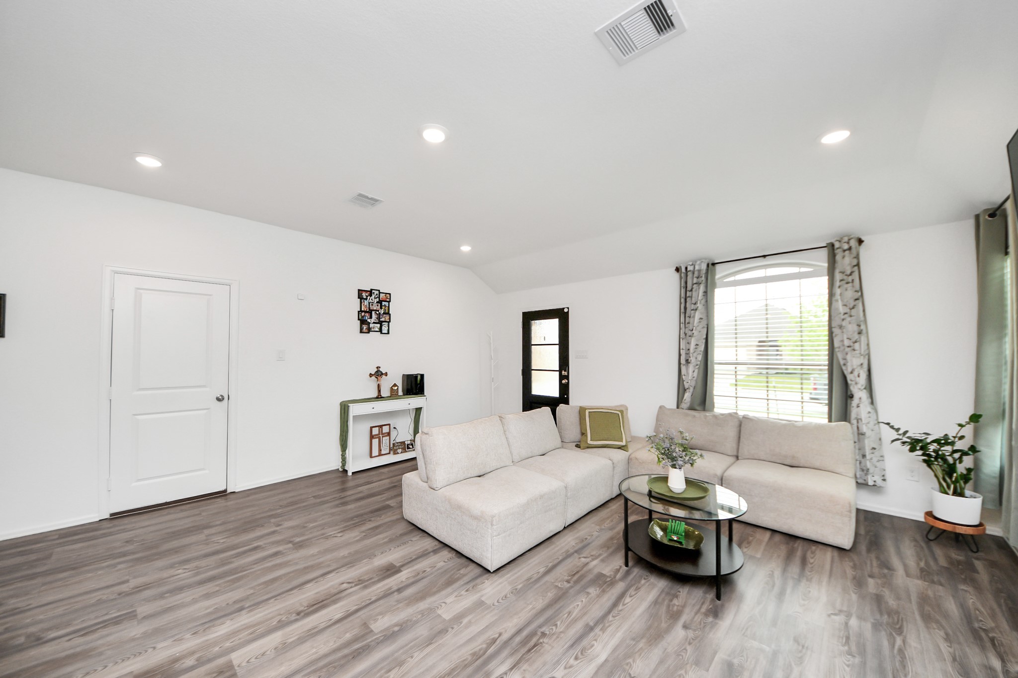 5418 Rabbit Crk Lane Richmond, TX 77469 - Photo 6 of 36 a living room with furniture and wooden floor