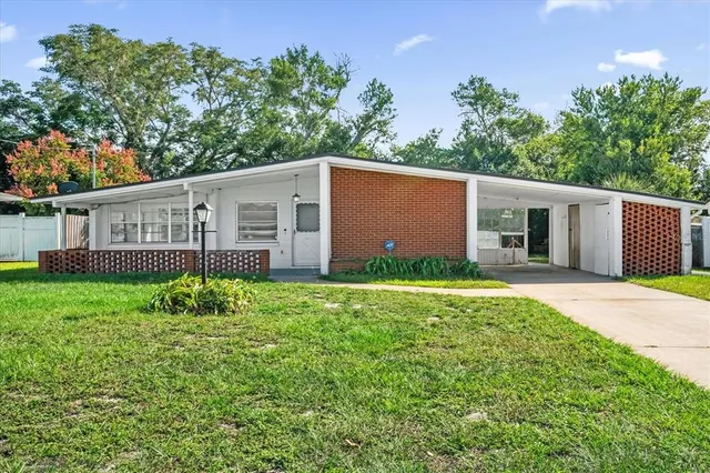 a view of a house with backyard and garden