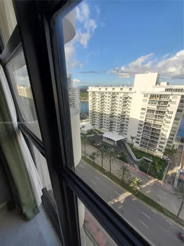 $3,500 | 5757 Collins Avenue, Unit 1902, Miami Beach, FL 33140