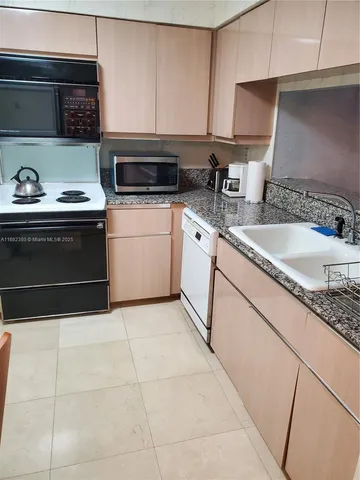 $3,500 | 5757 Collins Avenue, Unit 1902, Miami Beach, FL 33140