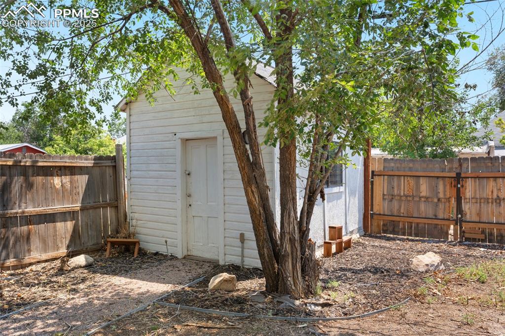 732 Rudd Avenue Canon City, CO 81212 - Photo 34 of 36 a tree in a backyard of a house