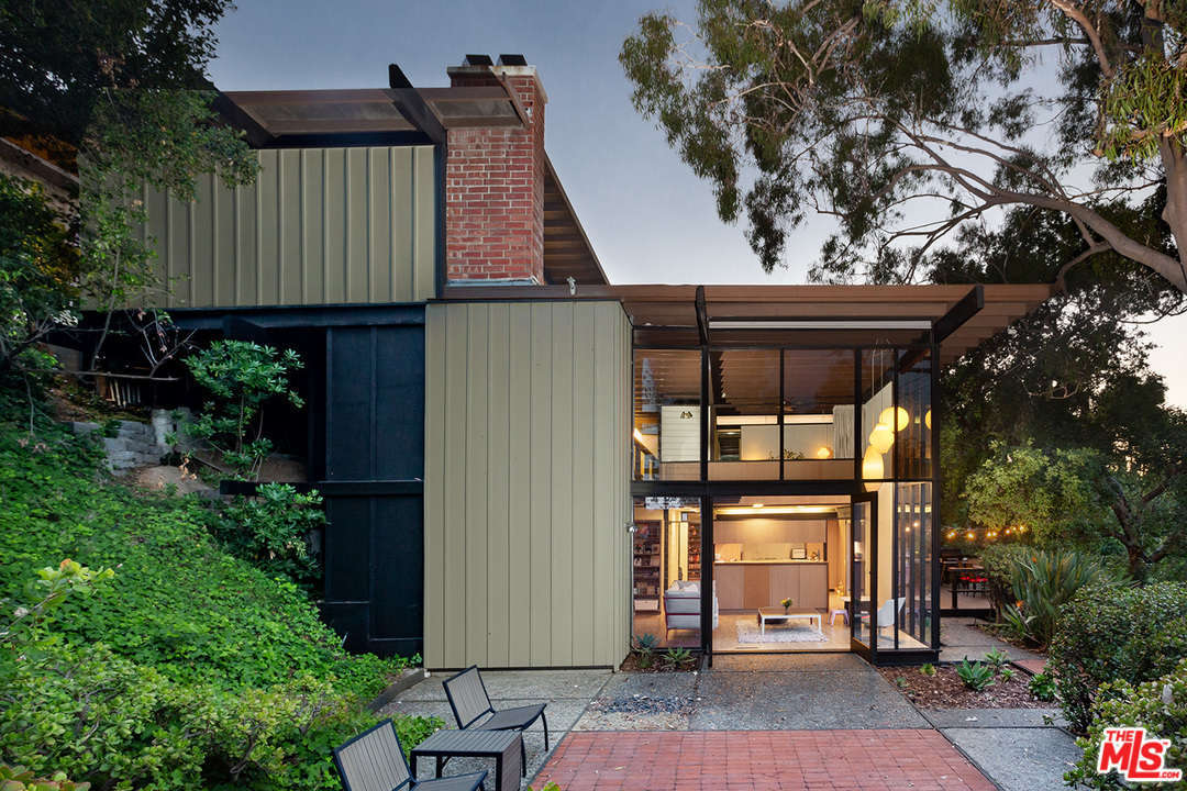 an outdoor space with plants
