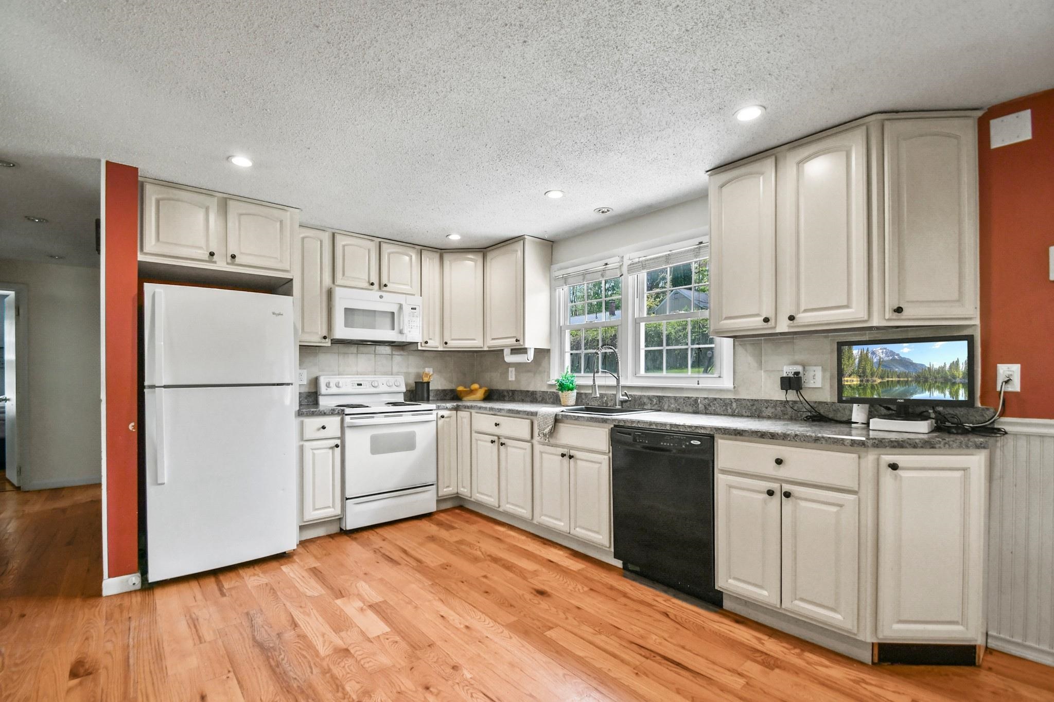 7 Pine Street Hooksett, NH 03106 - Photo 13 of 30