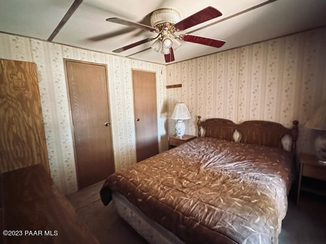 32 Stewart Road Seligman, AZ 86337 - Photo 23 of 62 a bedroom with a bed and a chandelier