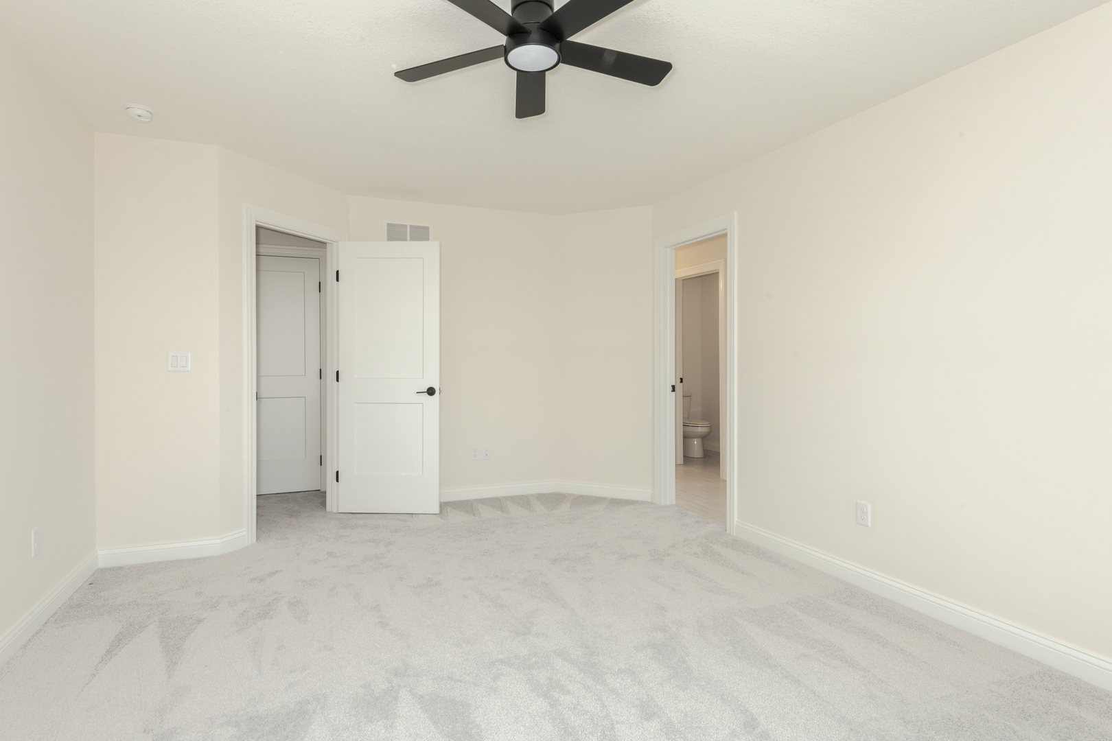 1313 Woodbine Road Bloomington, IL 61704 - Photo 21 of 67 an empty room with closet and ceiling fan