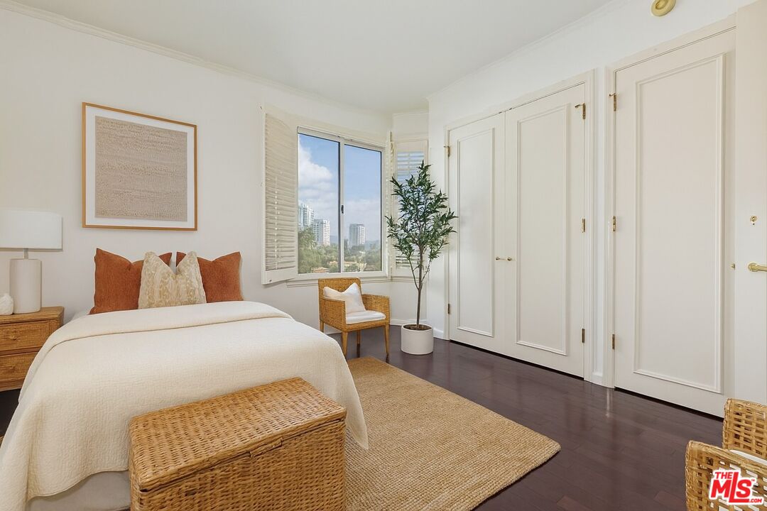 10550 Wilshire Boulevard, Unit 804 Los Angeles, CA 90024 - Photo 8 of 22 a bed room with a bed and a potted plant