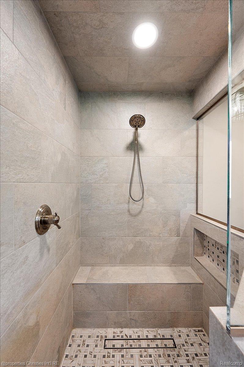 1071 Woodbridge Lane Rochester, MI 48306 - Photo 30 of 76 Full bathroom with a tile shower