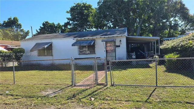 a view of a house with a backyard