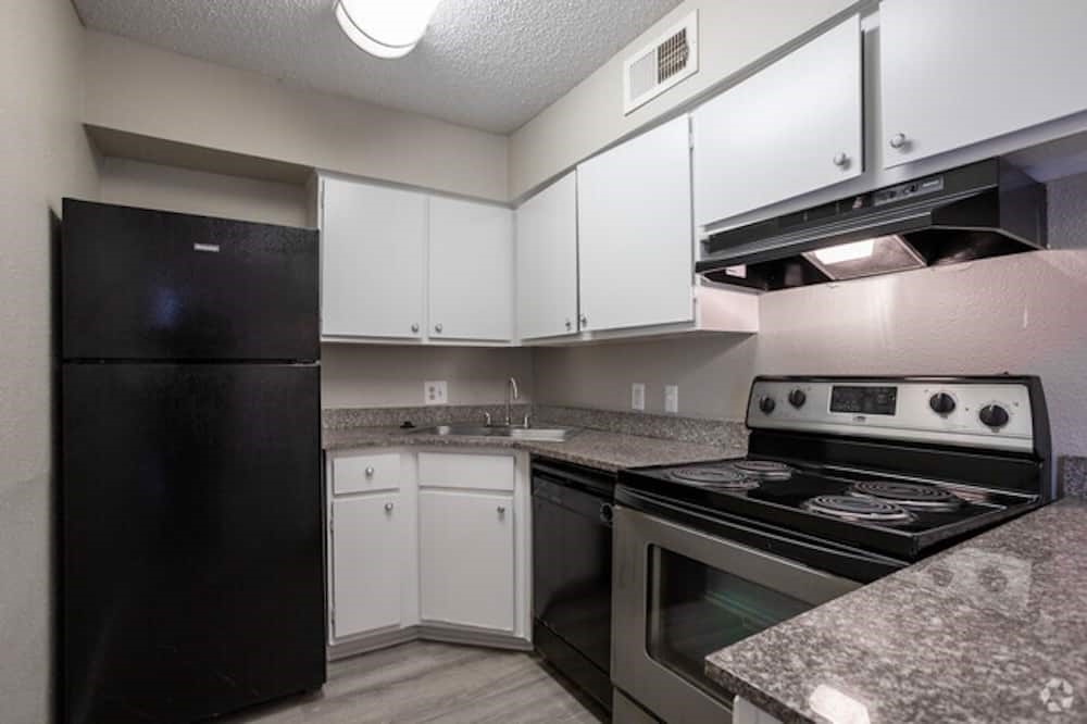 6505 Westheimer Road, Unit 360 Houston, TX 77057 - Photo 4 of 16 a kitchen with a stove and a refrigerator
