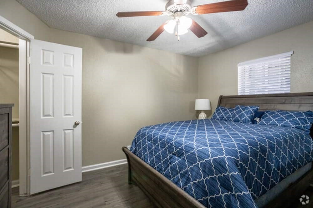6505 Westheimer Road, Unit 360 Houston, TX 77057 - Photo 7 of 16 a bedroom with a bed and a chandelier