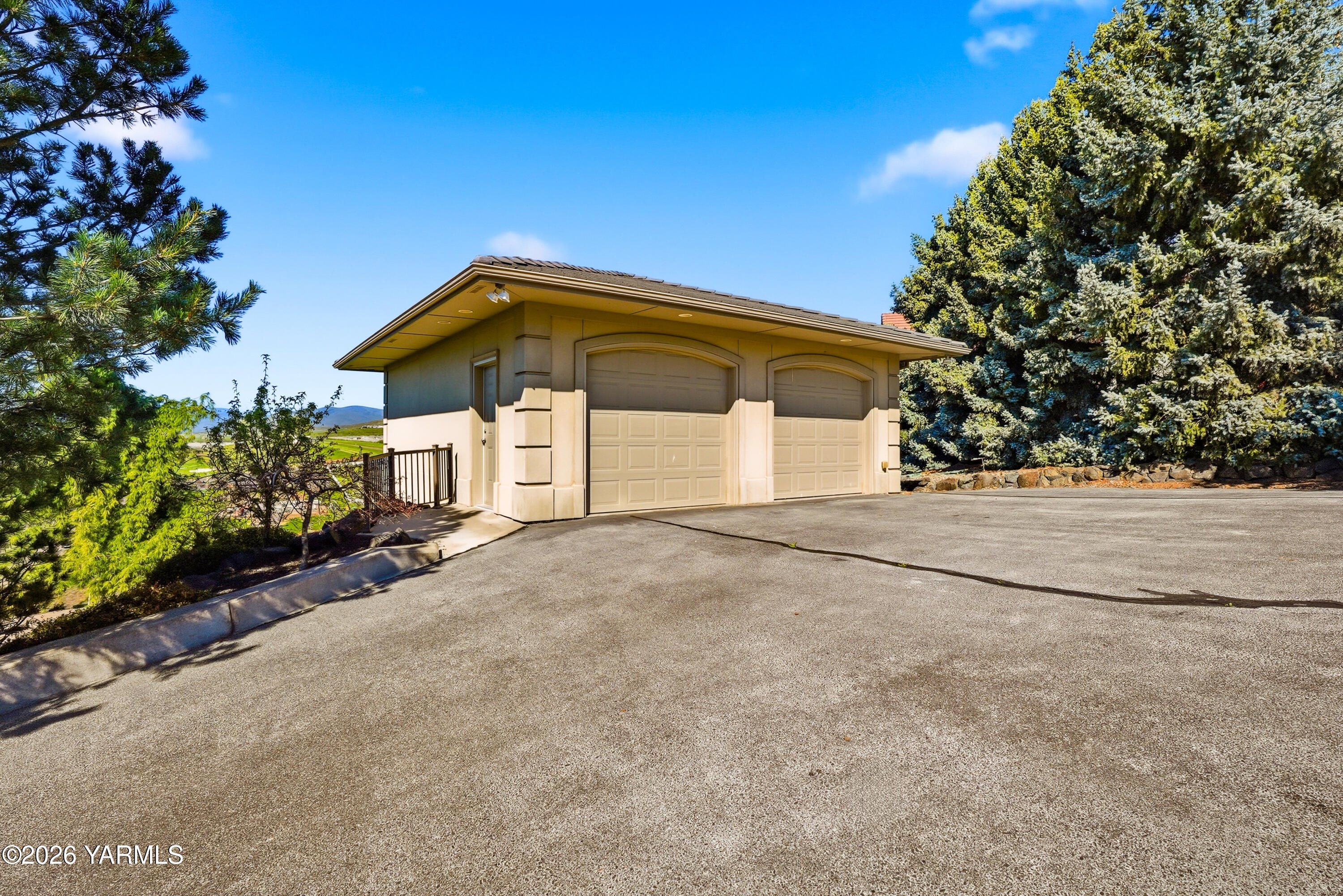 660 Noble Hill Road Yakima, WA 98908 - Photo 52 of 63 a house with a outdoor space