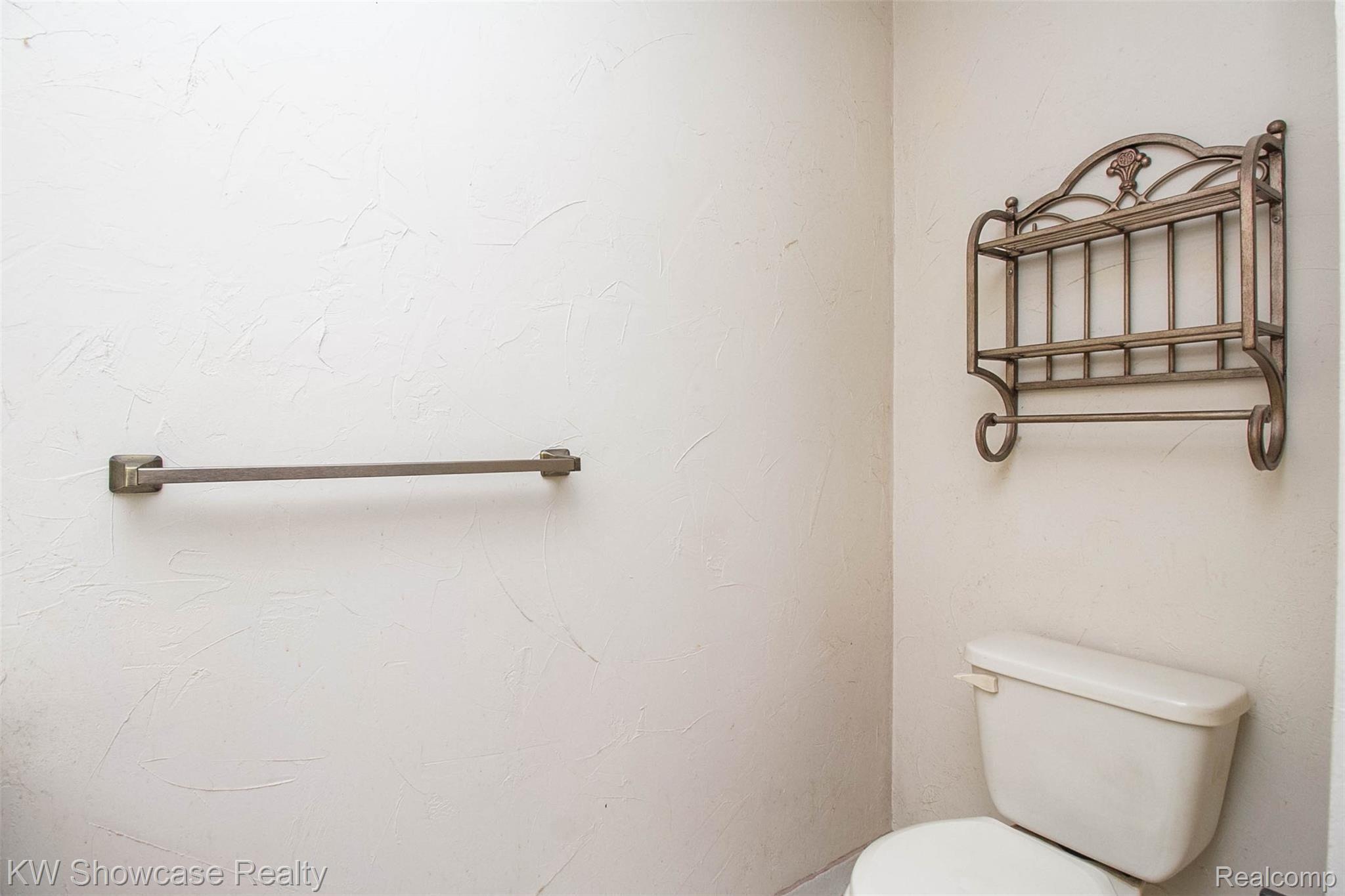 3656 Old Creek Road, Unit 134 Troy, MI 48084 - Photo 23 of 39 Full bathroom on second level