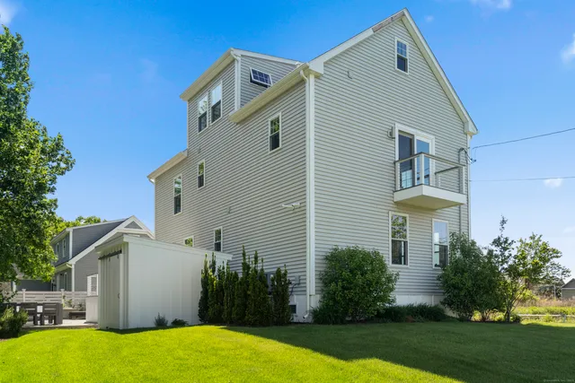 a view of a house with backyard and plants