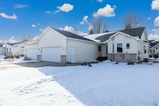$340,000 | 624 O'Brien Parkway, Belle Plaine, MN 56011