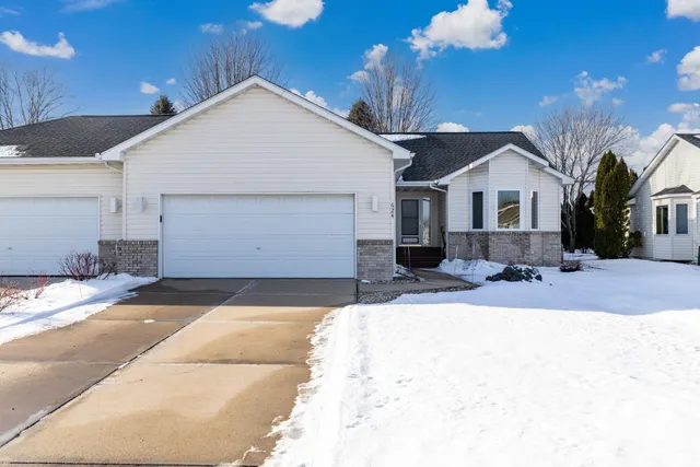 $340,000 | 624 O'Brien Parkway, Belle Plaine, MN 56011
