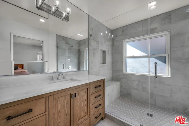 a close up view of a washer and dryer