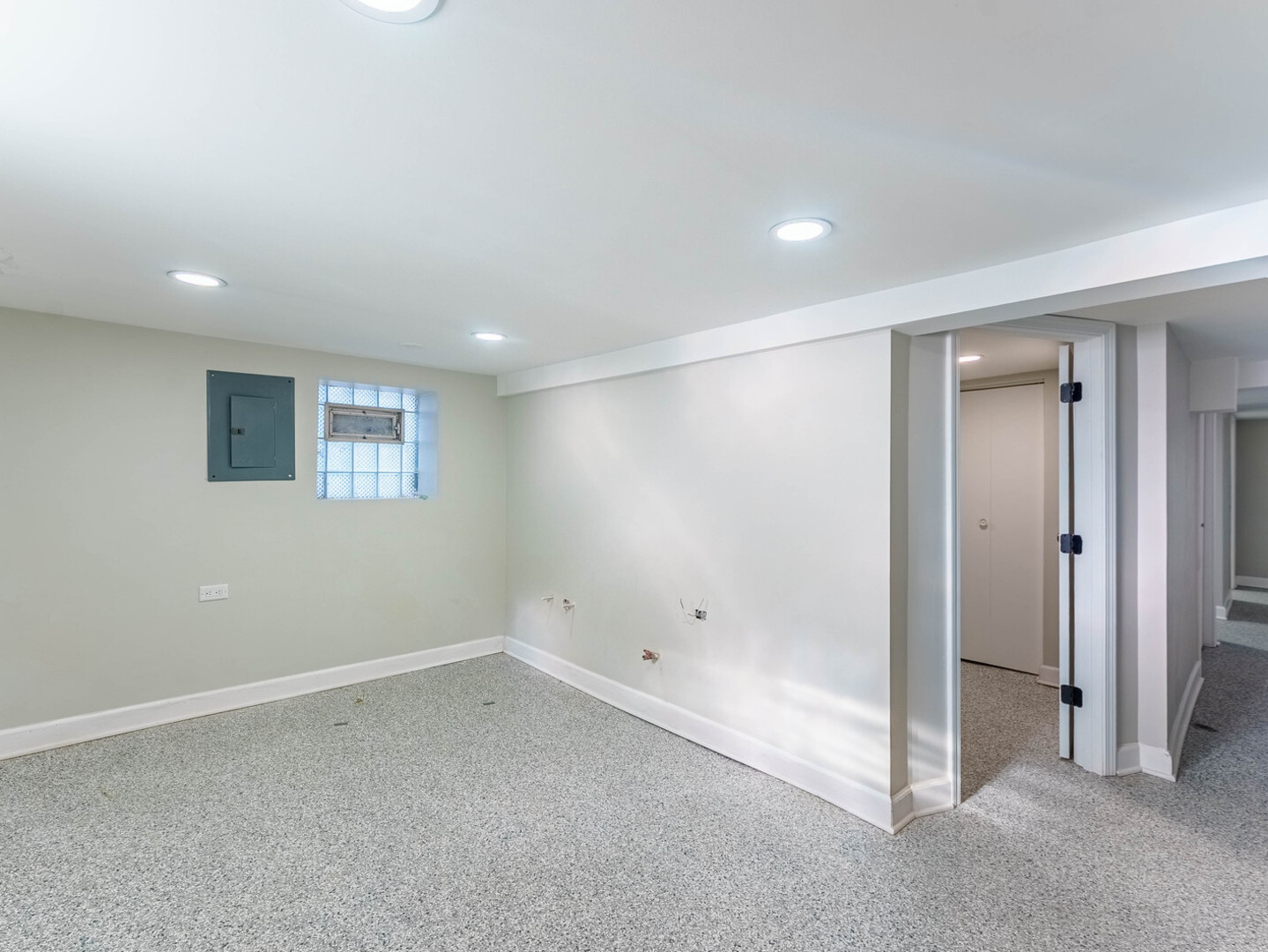 4025 West 56th Street Chicago, IL 60629 - Photo 14 of 26 a view of an empty room with a bathroom