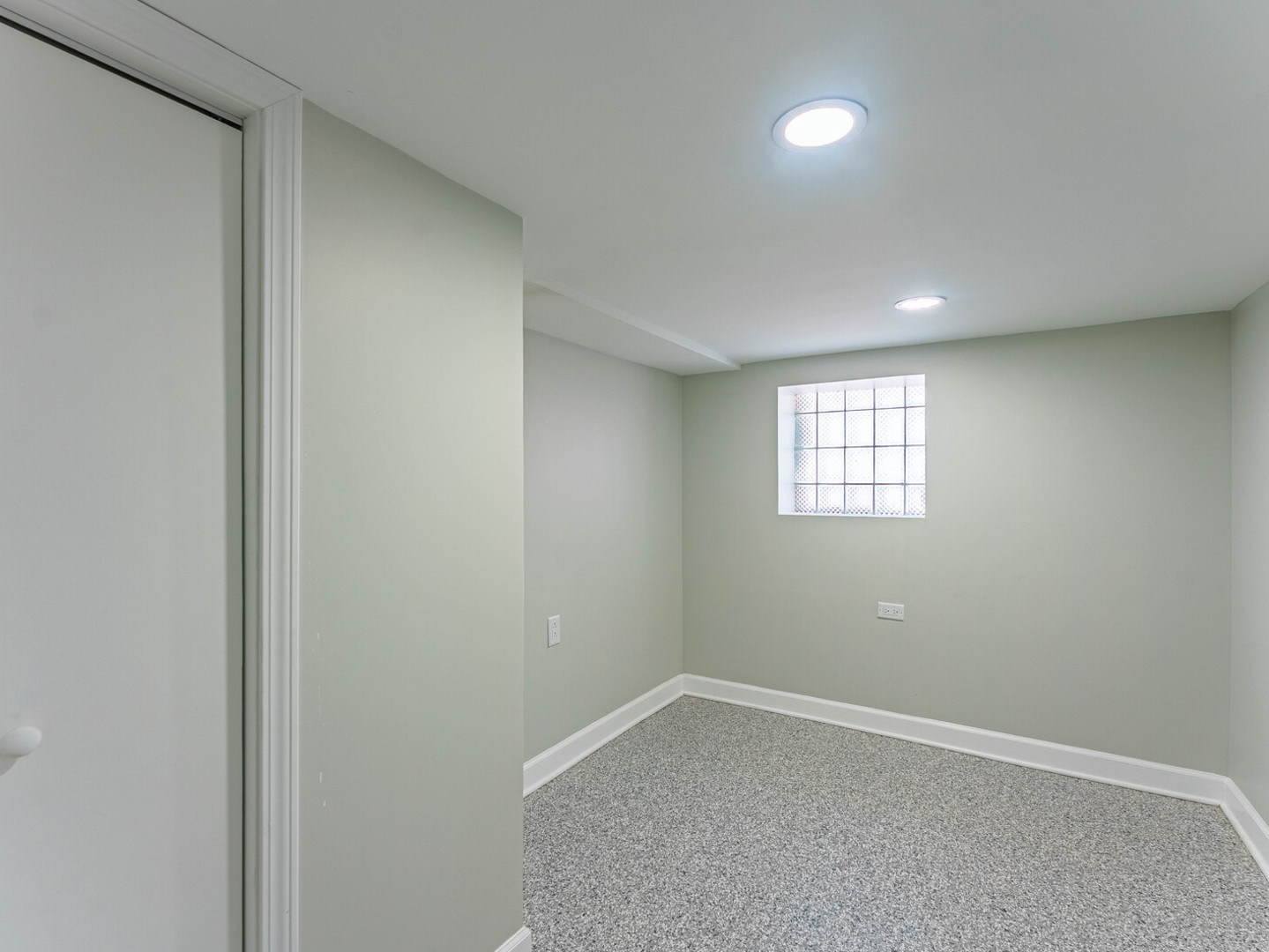 4025 West 56th Street Chicago, IL 60629 - Photo 19 of 26 a view of room and window