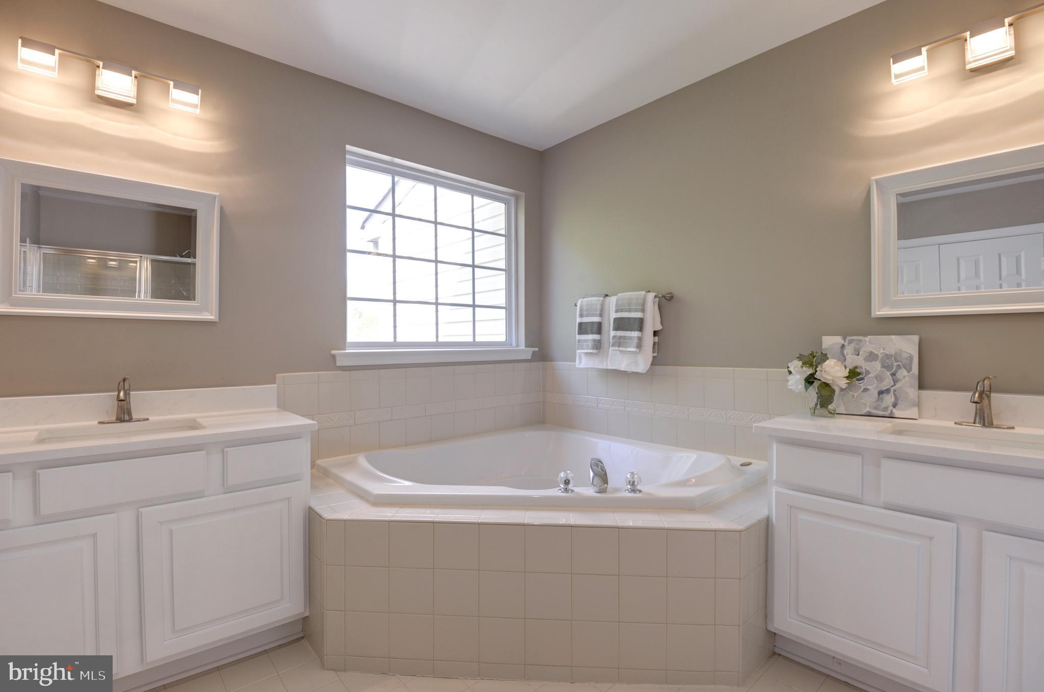 615 Springhouse Square Southeast Leesburg, VA 20175 - Photo 19 of 36 primary bathroom