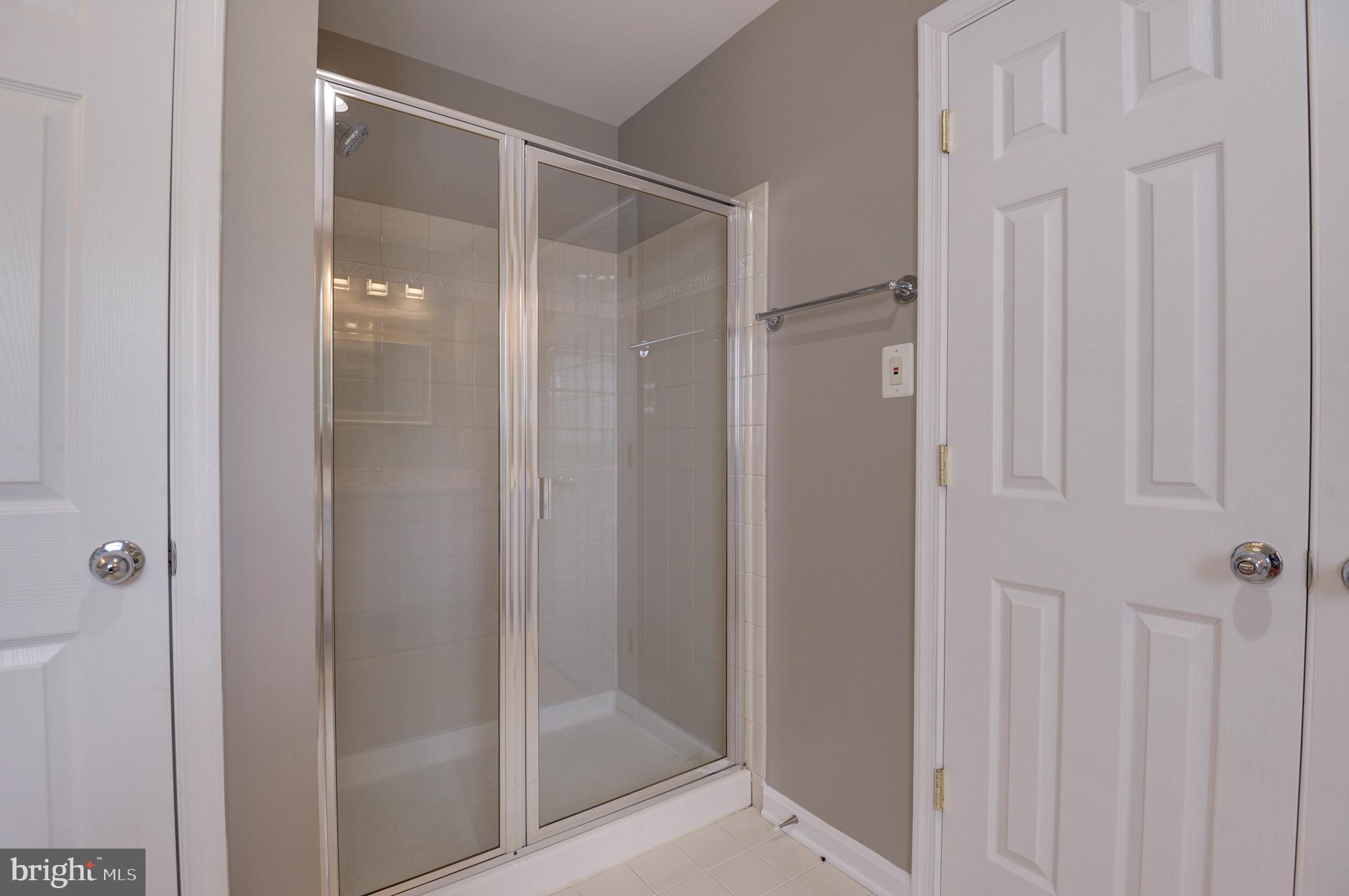615 Springhouse Square Southeast Leesburg, VA 20175 - Photo 21 of 36 primary shower