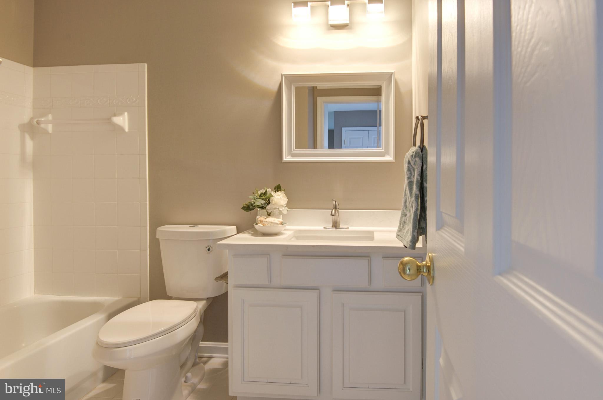 615 Springhouse Square Southeast Leesburg, VA 20175 - Photo 24 of 36 Hall full bathroom
